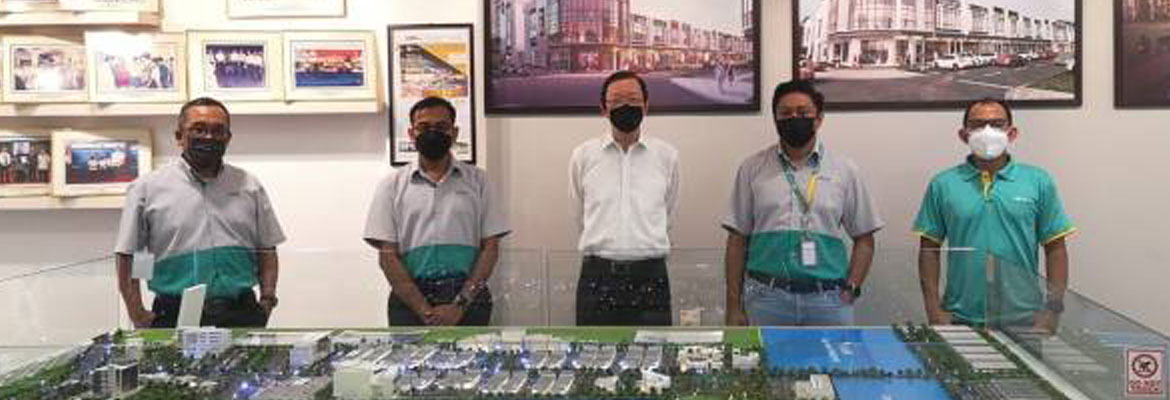 郑清波（中）与LOTUS’S公司代表。